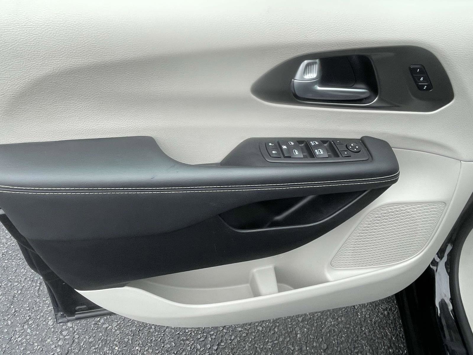 Certified 2024 Chrysler Pacifica Touring-L image 8