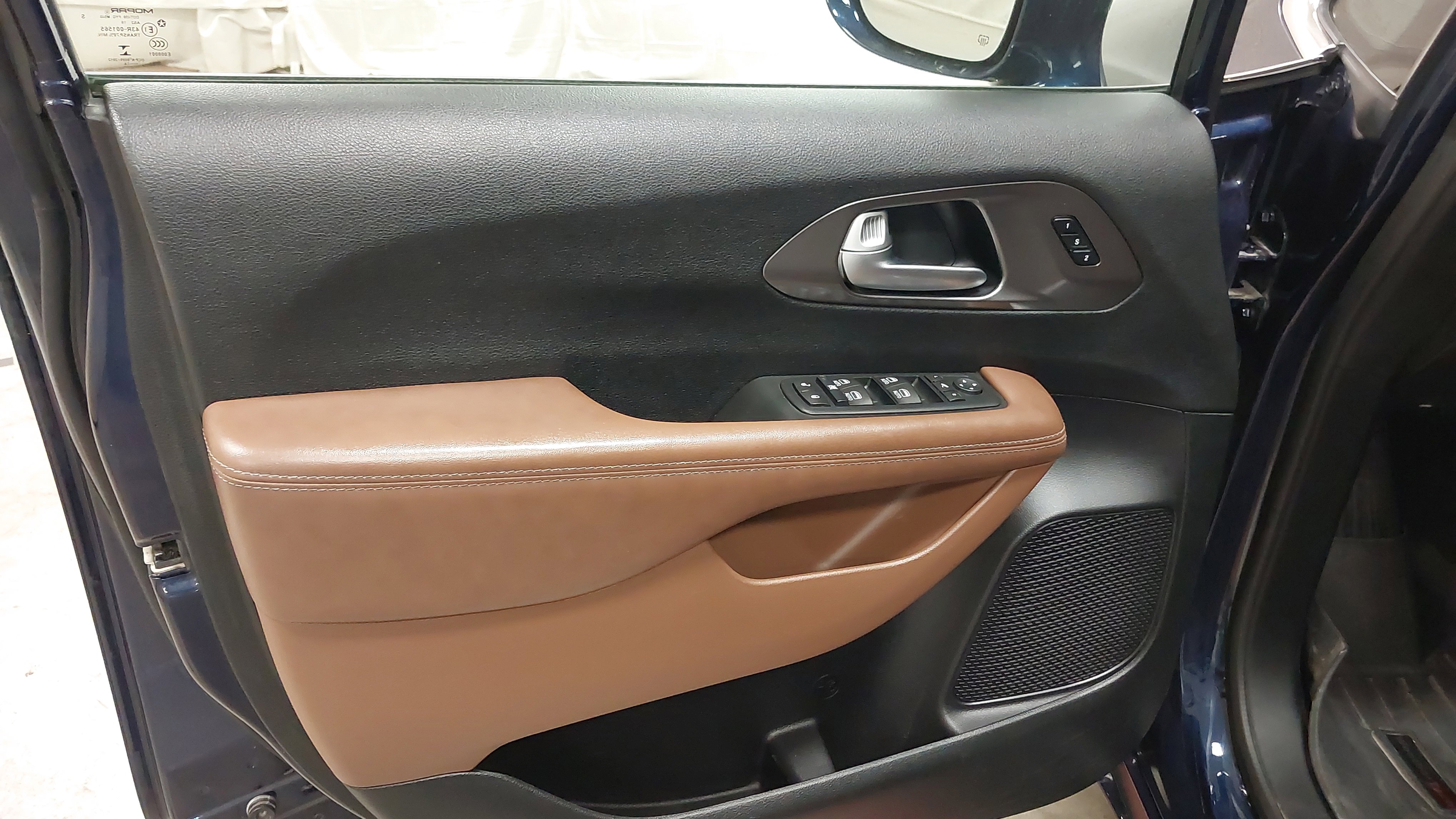 Used 2017 Chrysler Pacifica Limited w/ UConnect Theater Package image 24