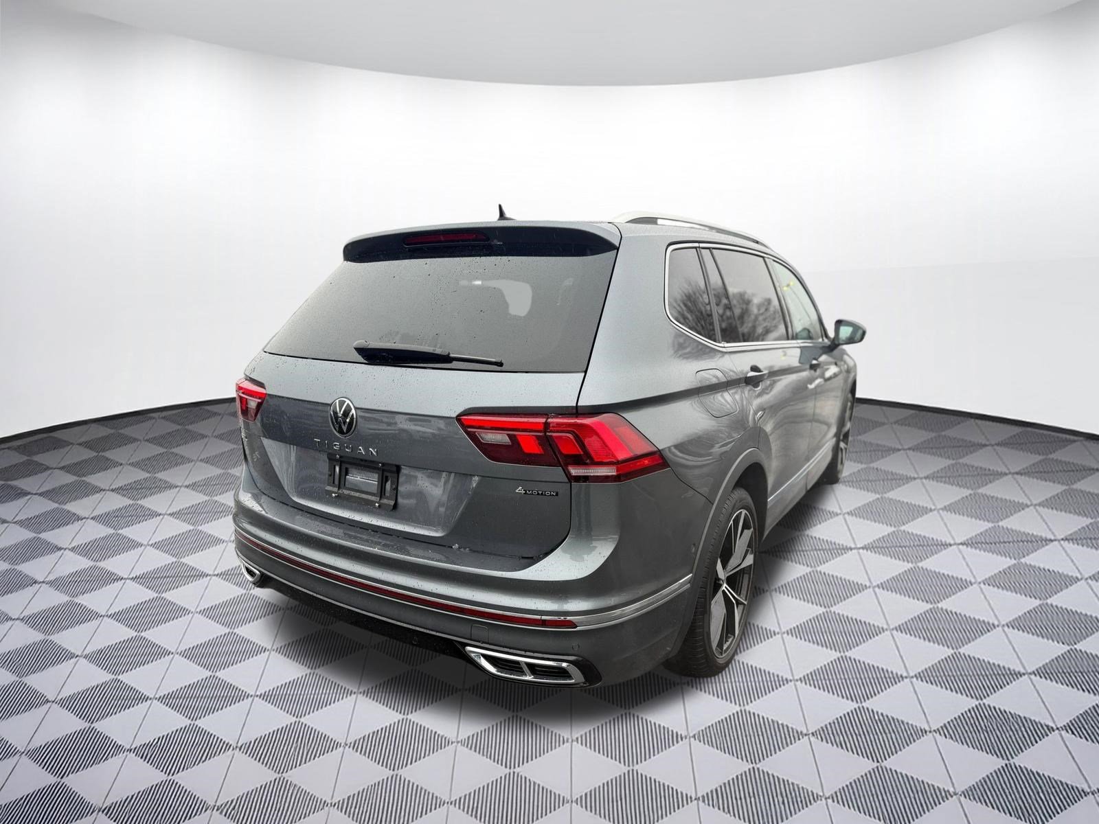Used 2024 Volkswagen Tiguan SEL R-Line image 9