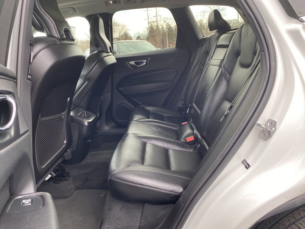 Used 2019 Volvo XC60 T6 Momentum w/ Premium Package image 14