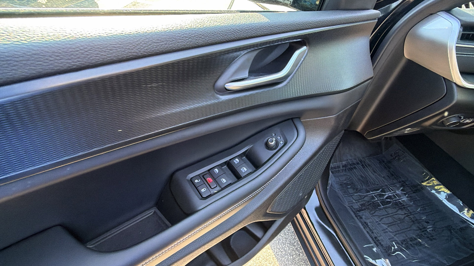 Used 2025 Jeep Grand Cherokee Altitude AWD/4WD image 15