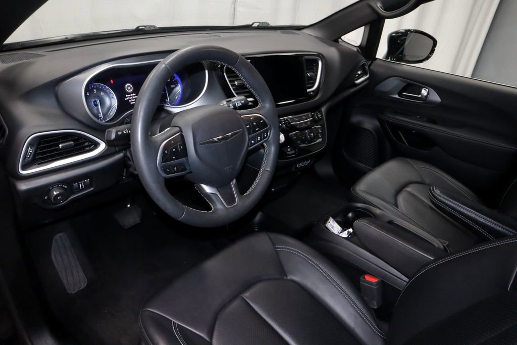 Used 2025 Chrysler Pacifica Select FWD image 26