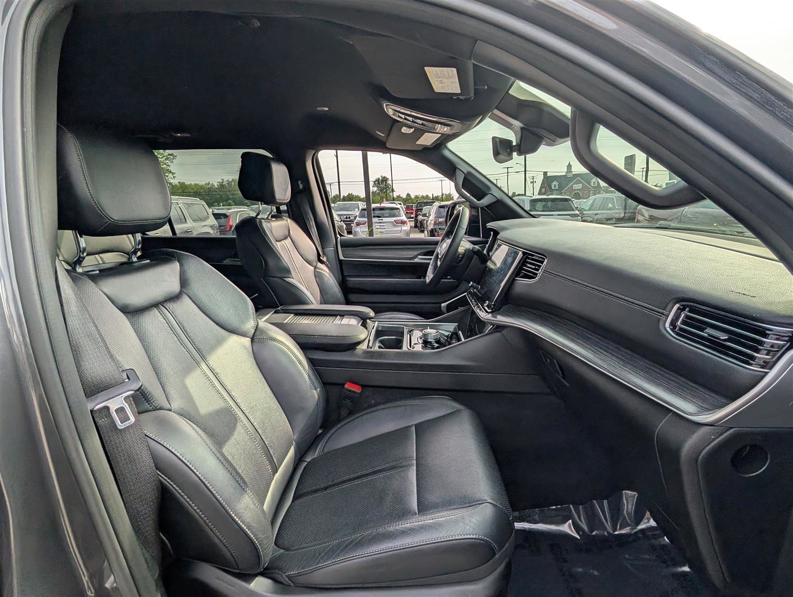 Used 2024 Jeep Wagoneer Series II w/ Flexible Seating Group image 10