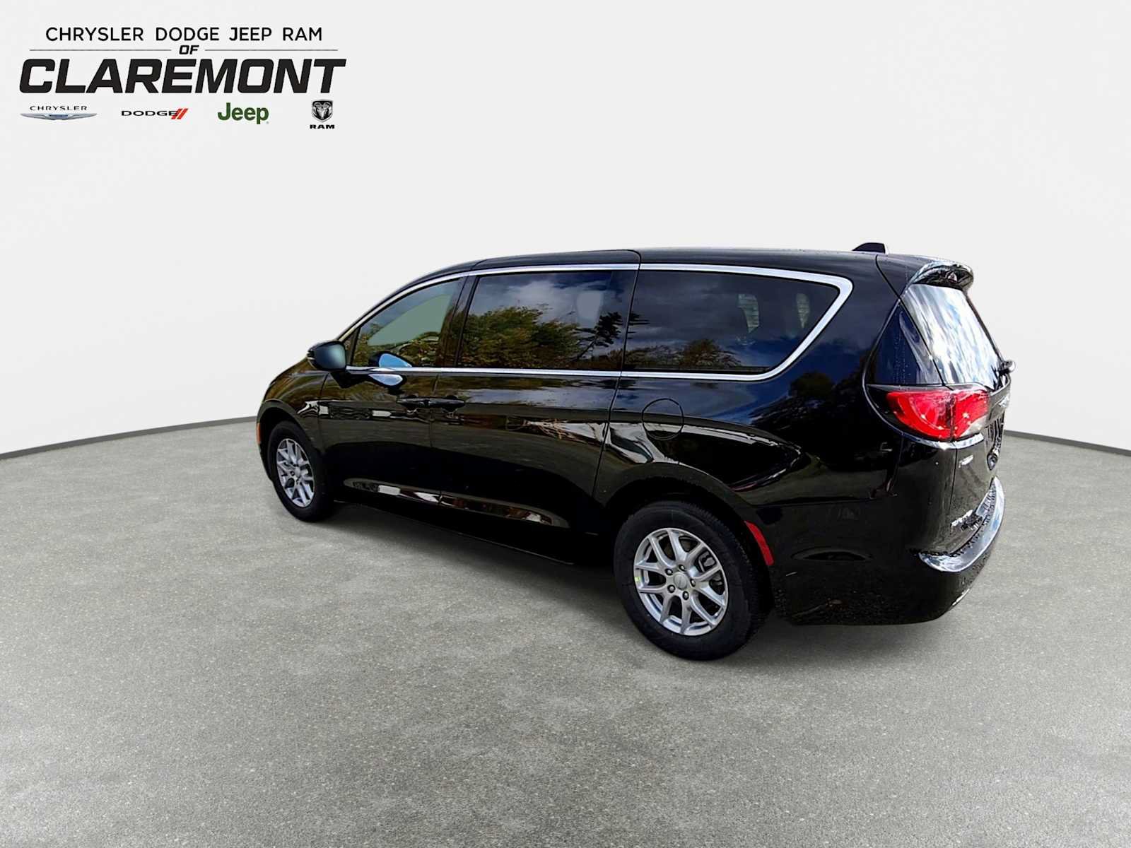 New 2027 Chrysler Pacifica LX FWD image 6