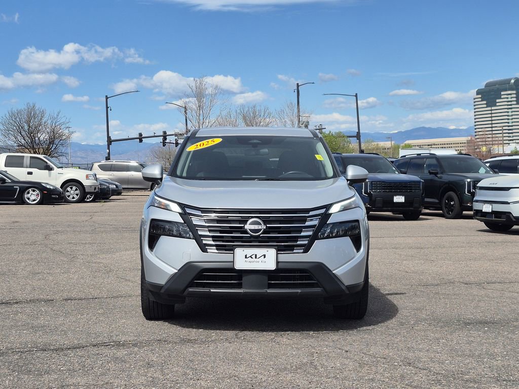 Used 2025 Nissan Rogue SV AWD/4WD image 3