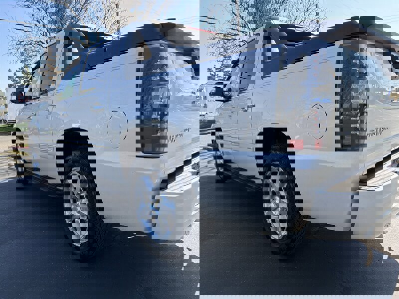 Used 2011 Chevrolet Avalanche LTZ image 9