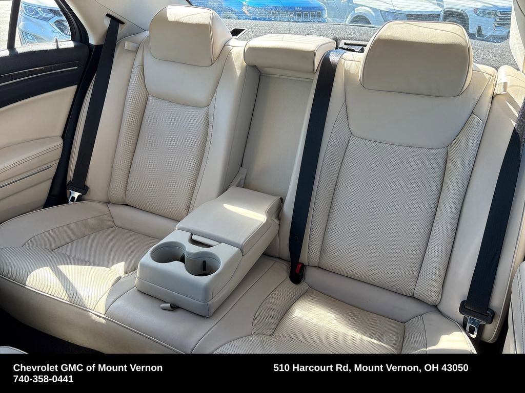 Used 2018 Chrysler 300 Limited AWD/4WD image 24