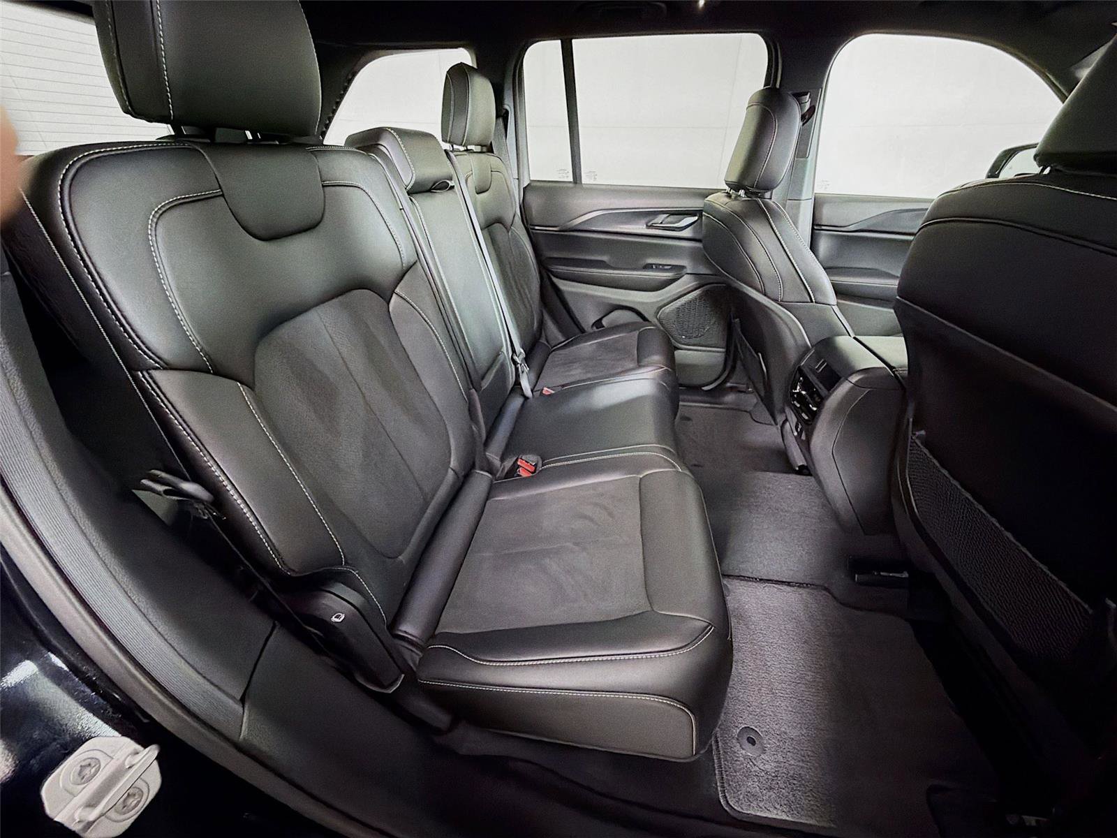 Used 2024 Jeep Grand Cherokee Altitude image 27