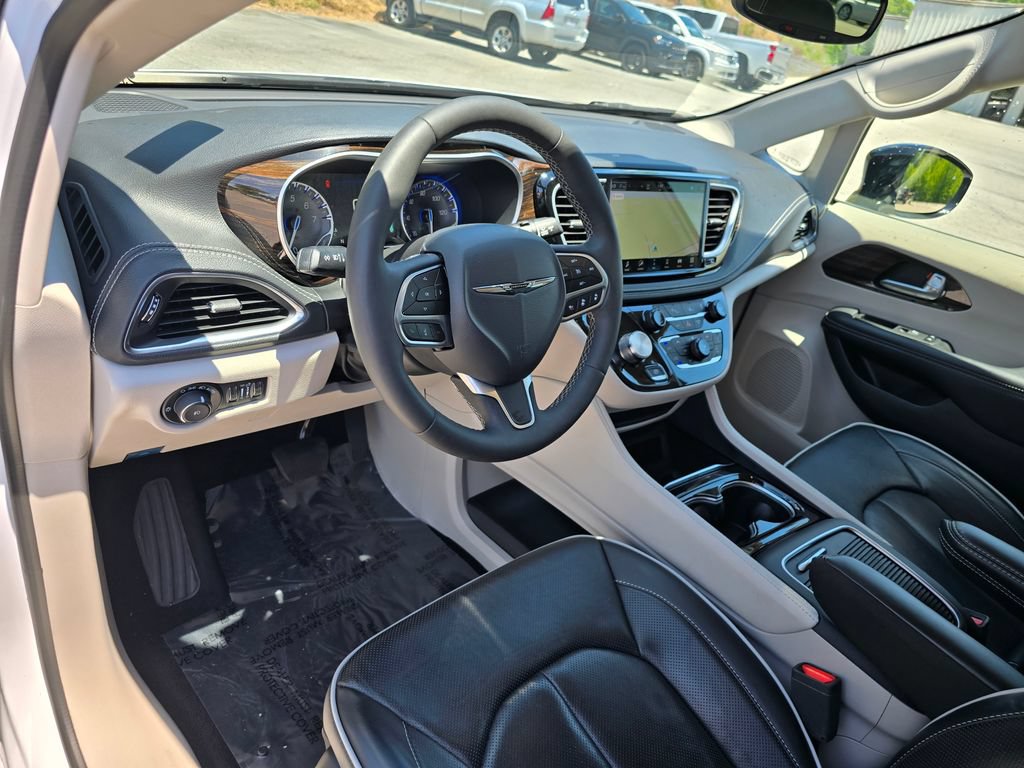 Used 2024 Chrysler Pacifica Limited FWD image 25