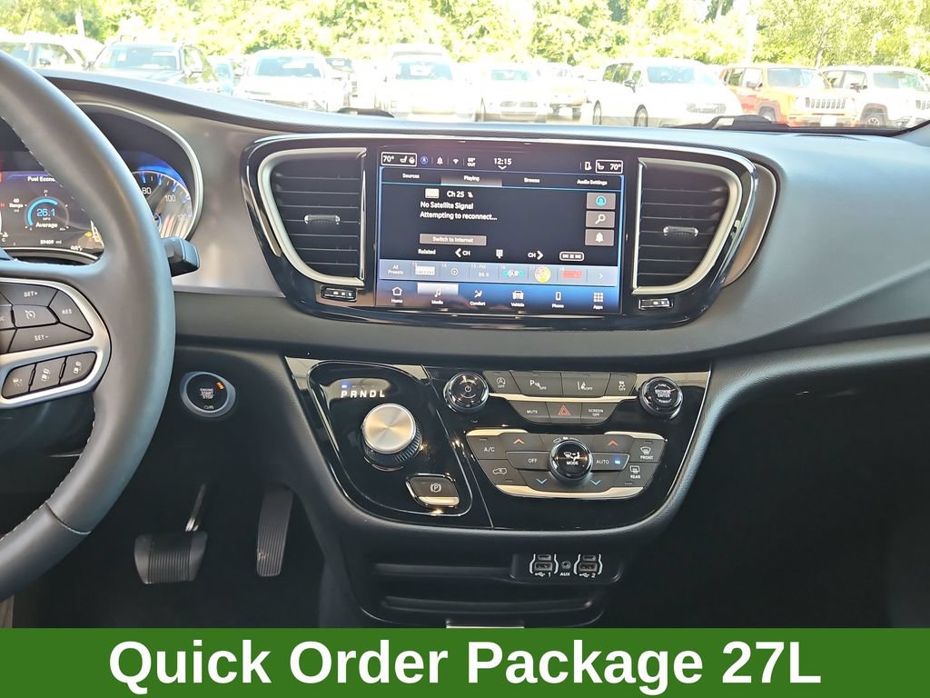 Used 2025 Chrysler Pacifica Select FWD image 16
