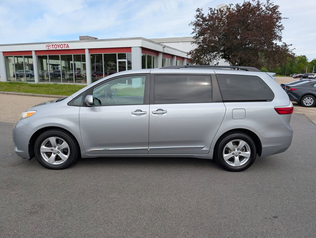 Used 2017 Toyota Sienna LE FWD image 2