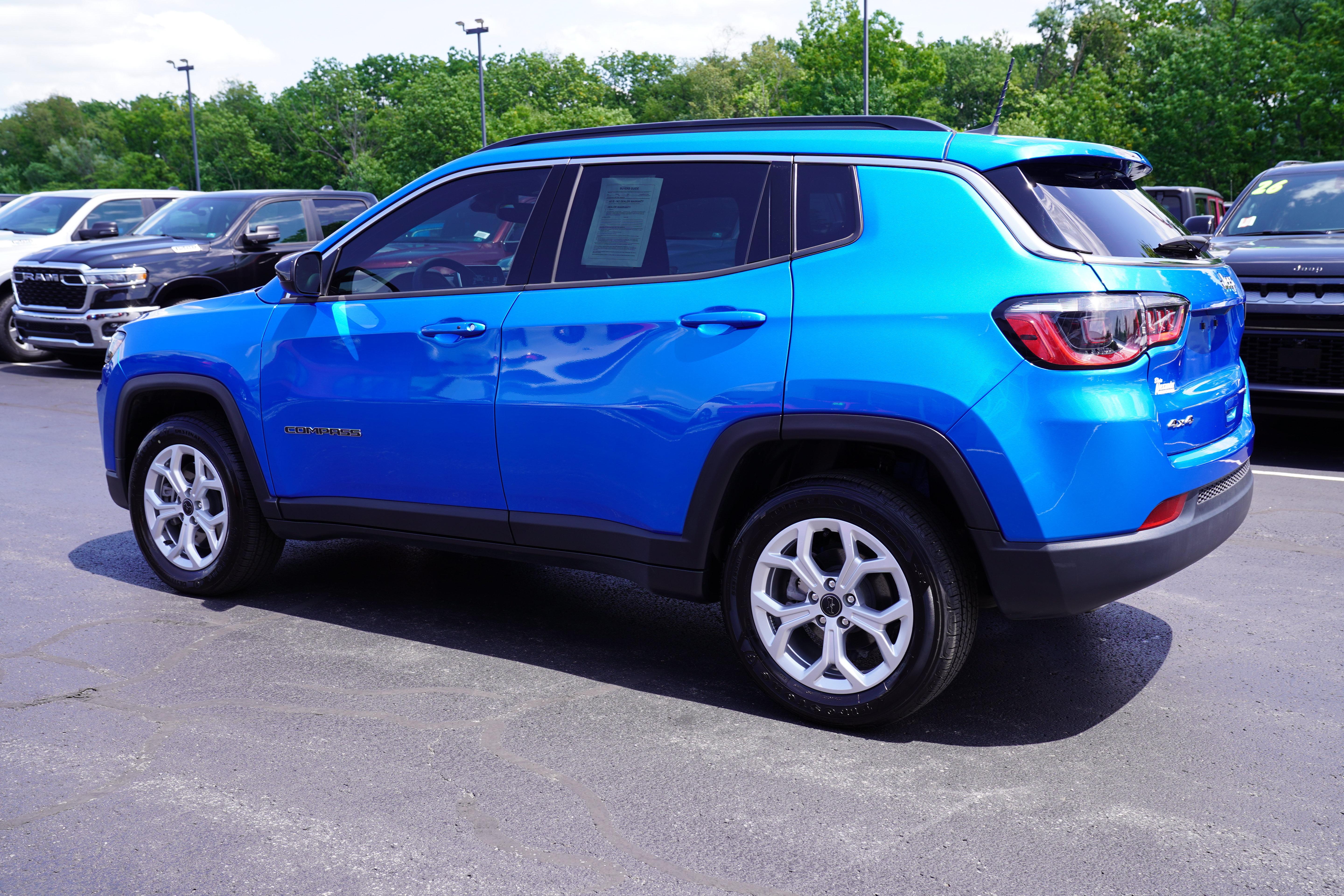 Used 2025 Jeep Compass Latitude AWD/4WD image 8