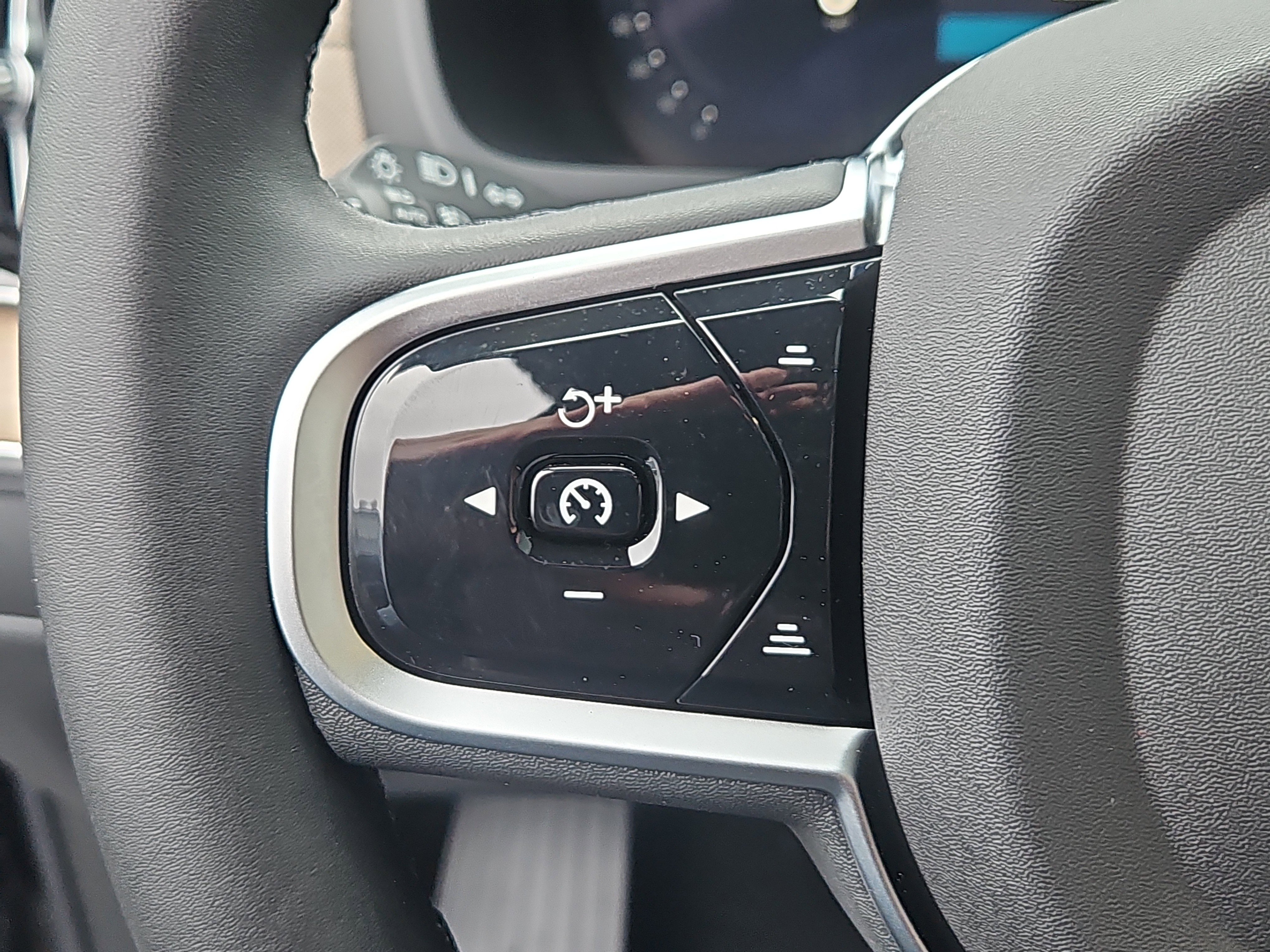 New 2026 Volvo XC90 T8 Plus w/ Protection Package Premier AWD/4WD image 16