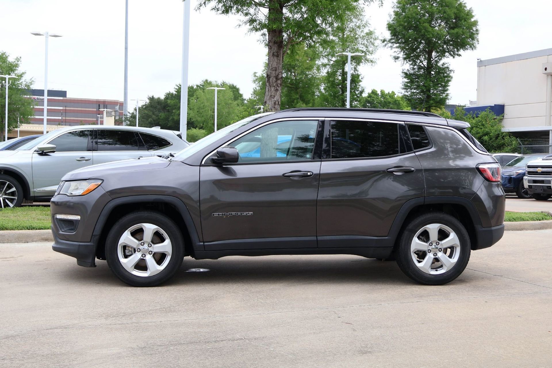 Used 2019 Jeep Compass Latitude FWD image 3