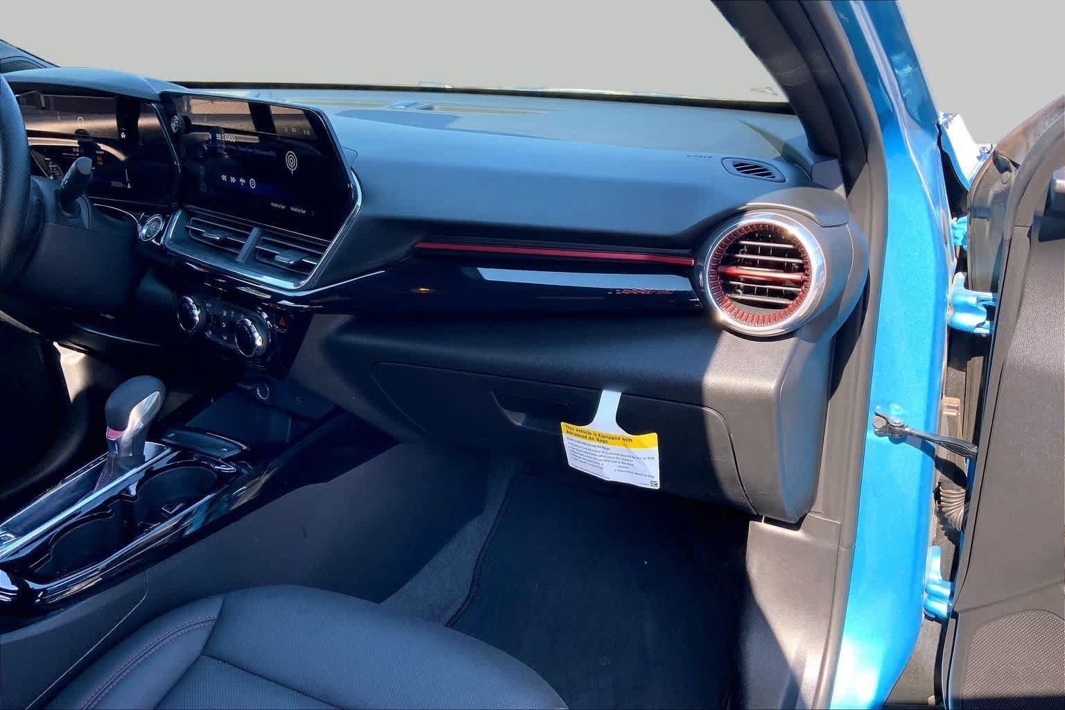 Used 2025 Chevrolet Trax RS FWD image 19