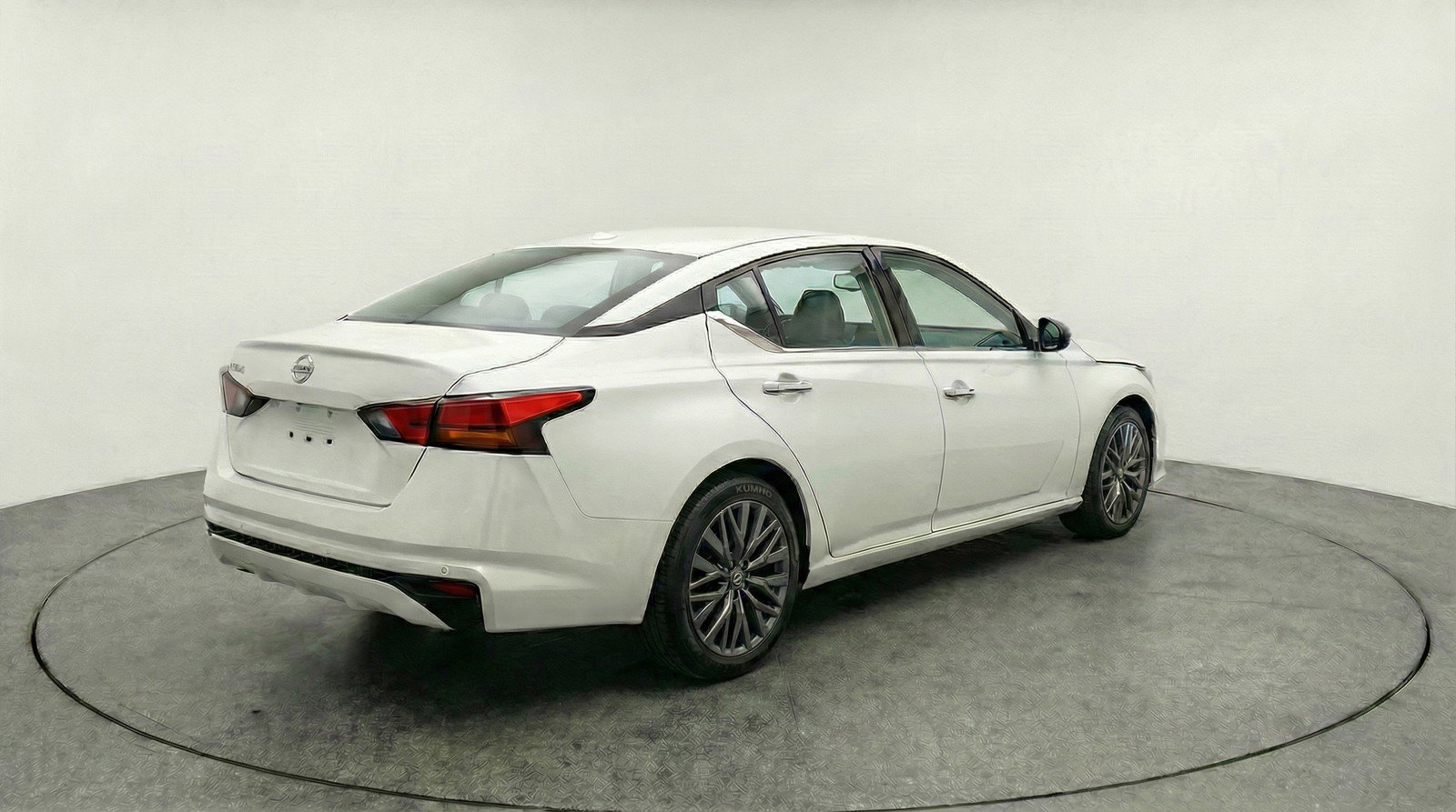 Used 2025 Nissan Altima 2.5 SV image 9