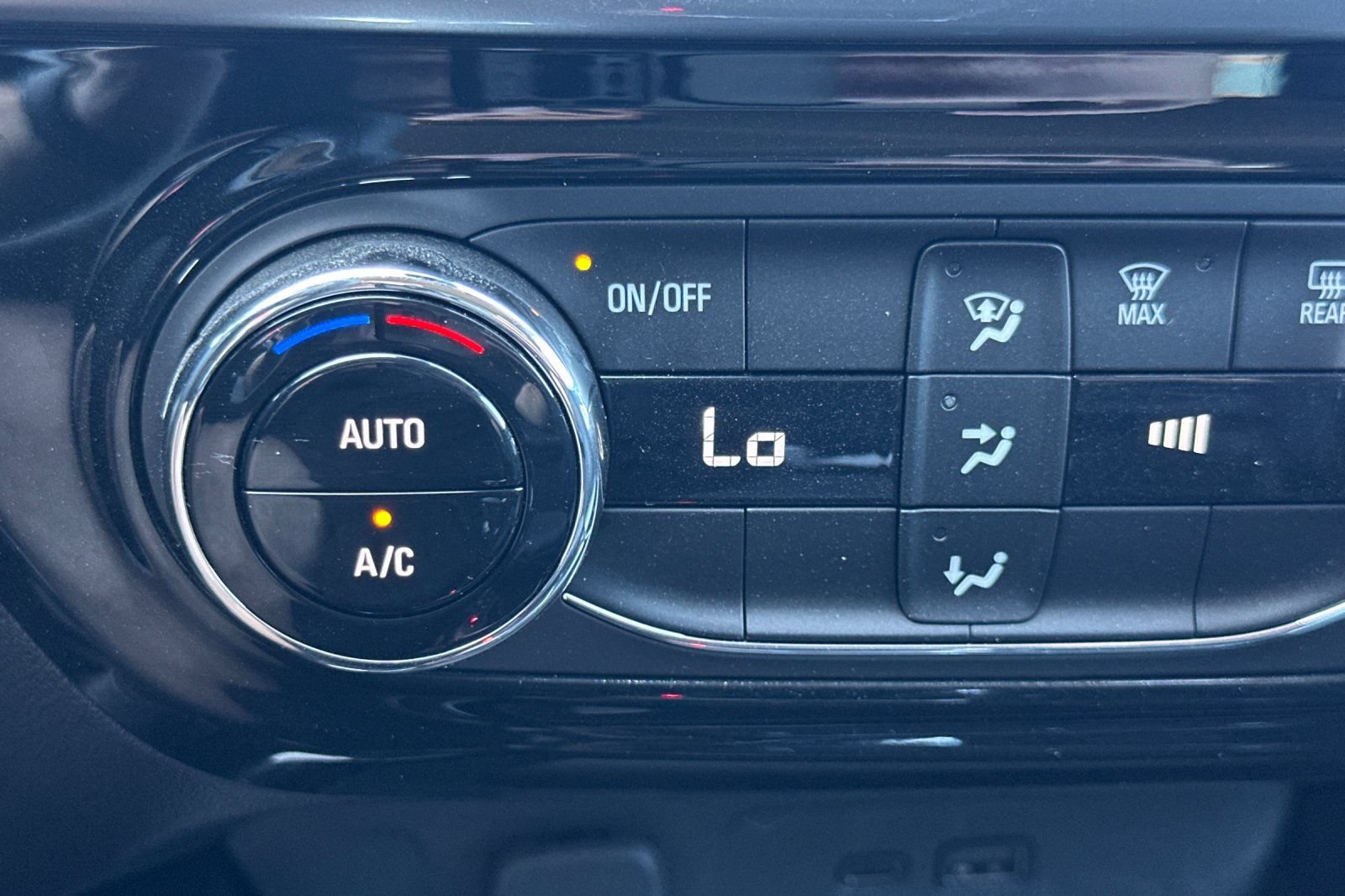 Used 2026 Chevrolet Trax LT FWD image 28