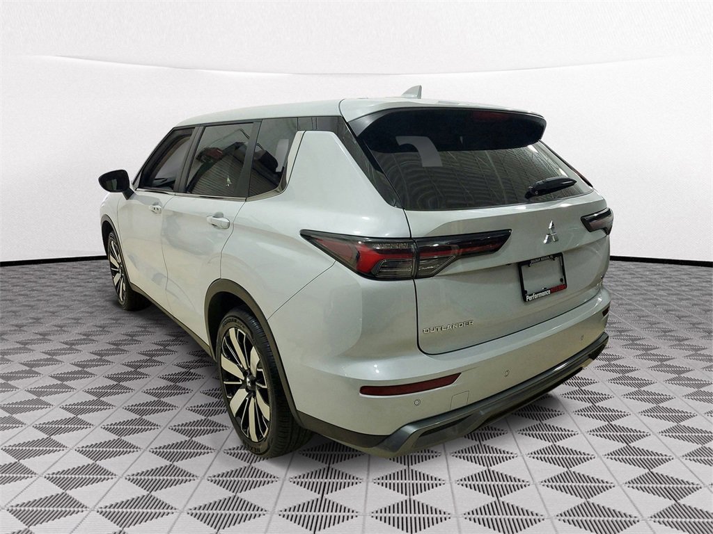 New 2025 Mitsubishi Outlander SE image 4