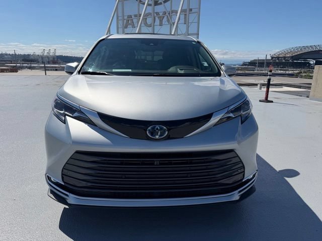 Used 2024 Toyota Sienna Platinum FWD image 8