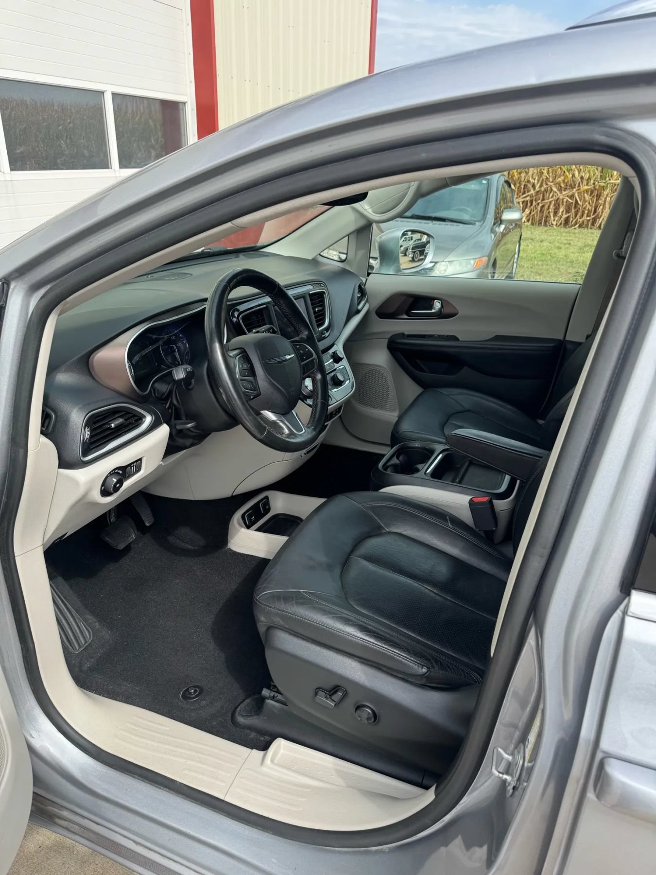 Used 2019 Chrysler Pacifica Touring-L FWD image 5