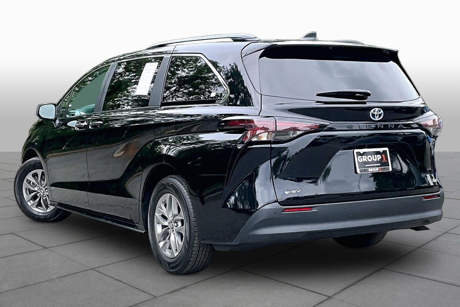 Certified 2025 Toyota Sienna XLE FWD image 12