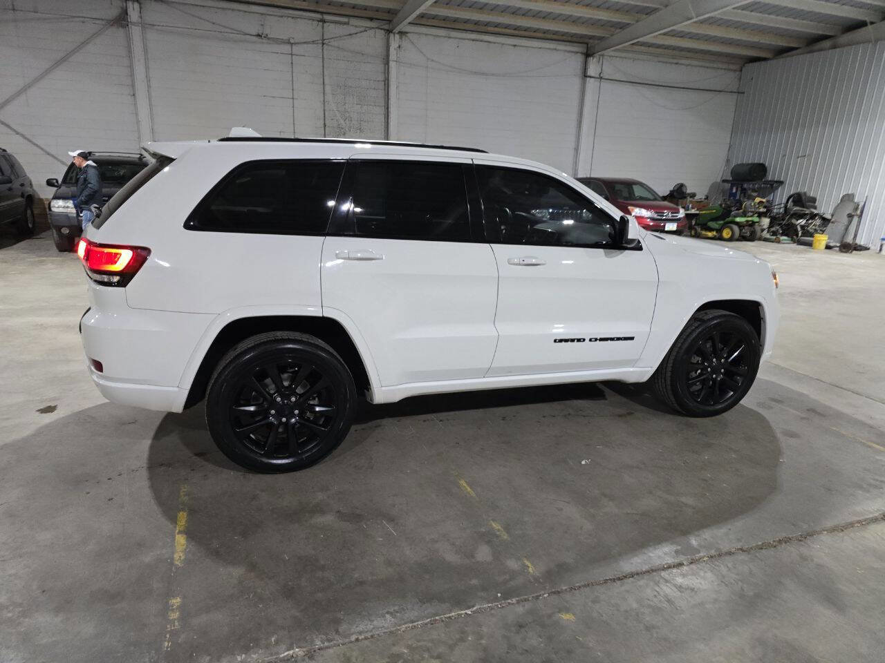 Used 2018 Jeep Grand Cherokee Altitude image 15