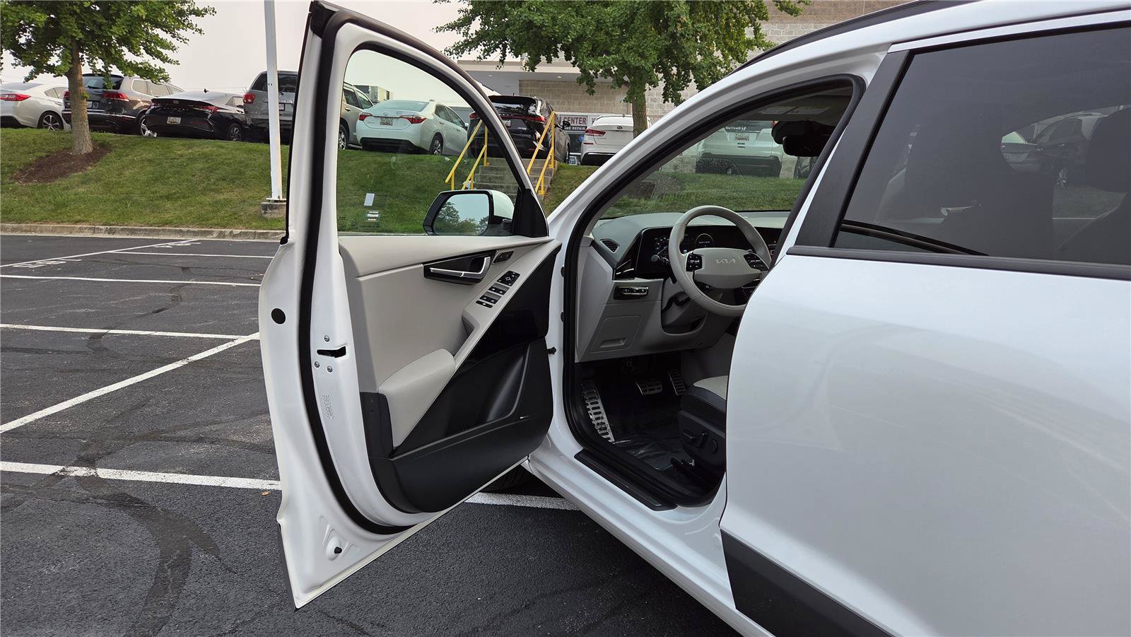 Certified 2024 Kia Niro Wave w/ Wave Preserve Package FWD image 12