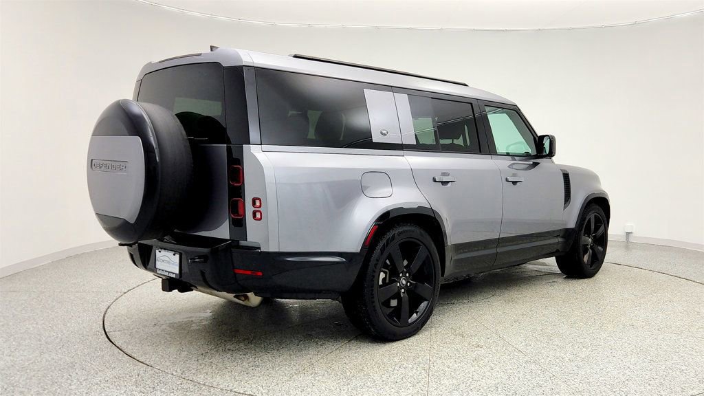 Used 2024 Land Rover Defender 130 X-Dynamic SE image 5