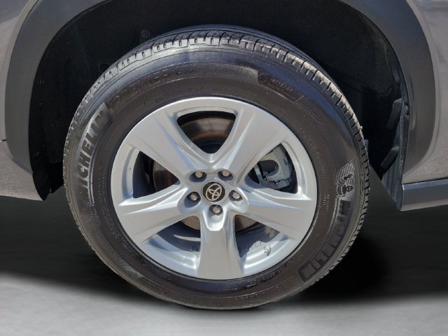 Used 2024 Toyota Highlander LE FWD image 9