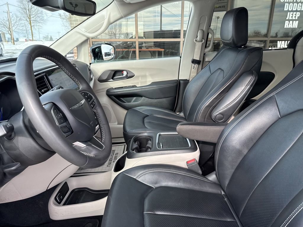 Used 2024 Chrysler Pacifica Touring-L image 35