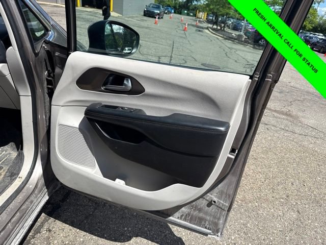 Used 2017 Chrysler Pacifica Touring FWD image 18