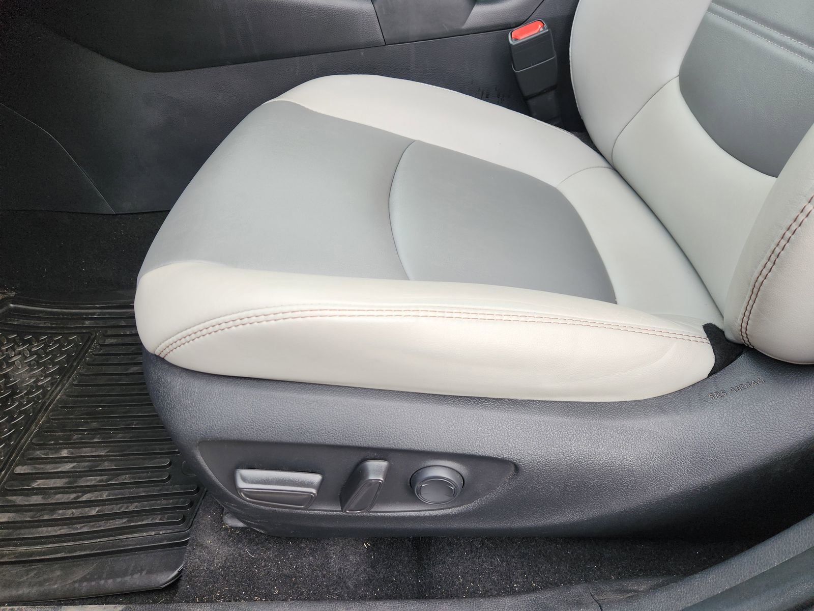 Used 2023 Toyota RAV4 XLE Premium image 29
