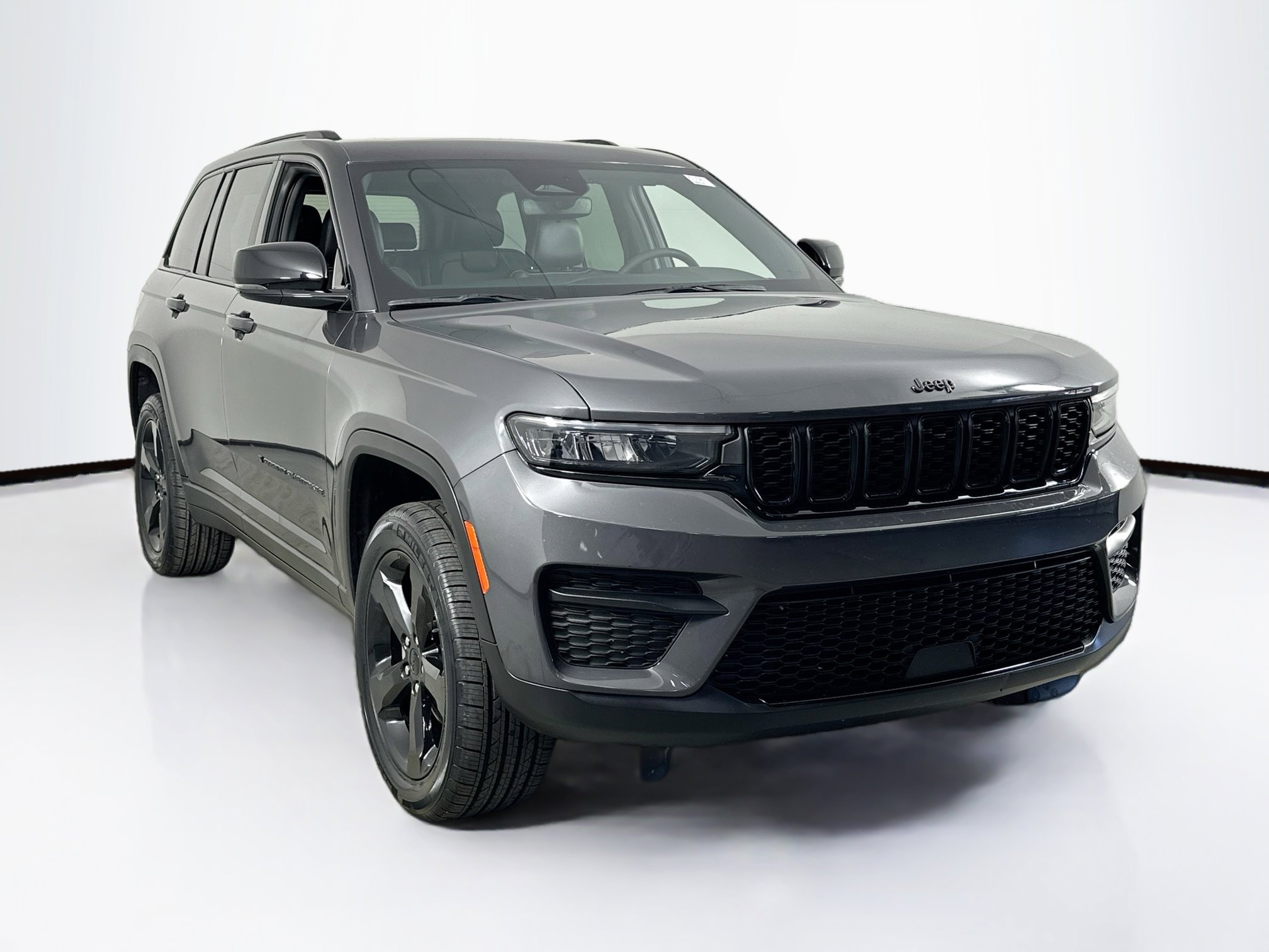 Used 2023 Jeep Grand Cherokee Altitude image 3