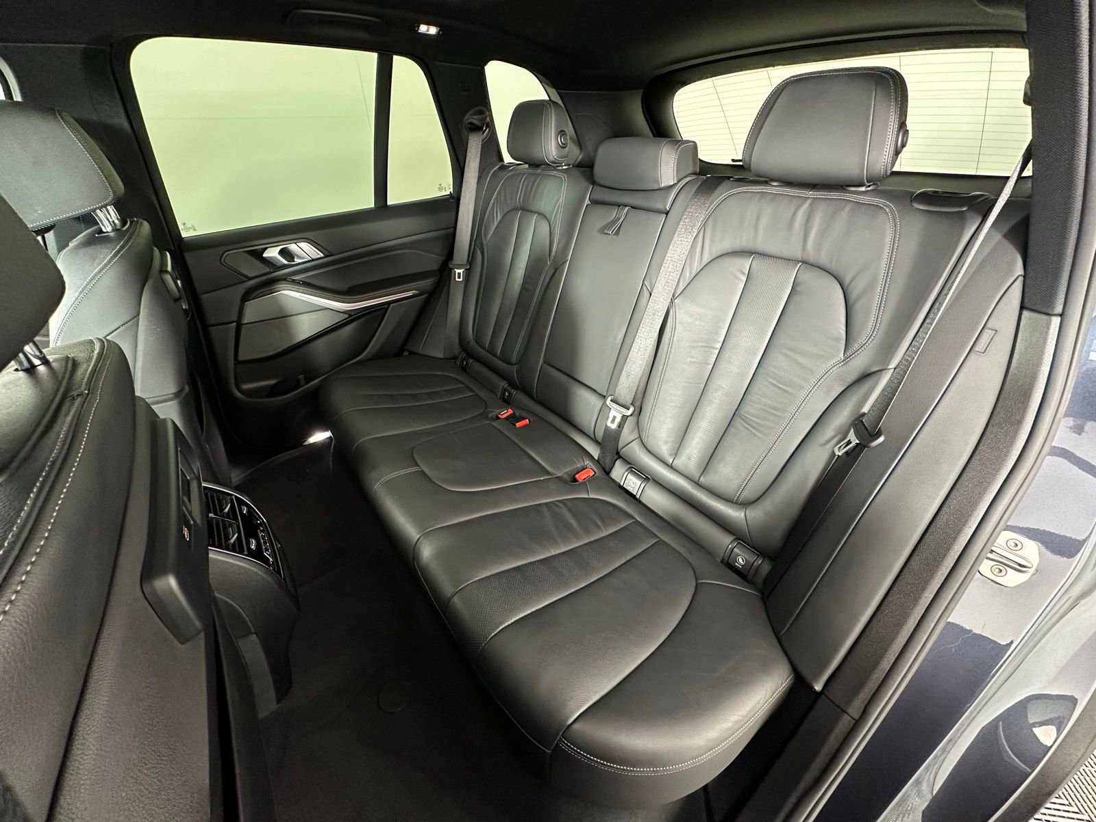 Used 2019 BMW X5 xDrive50i w/ Parking Assistance Package image 31