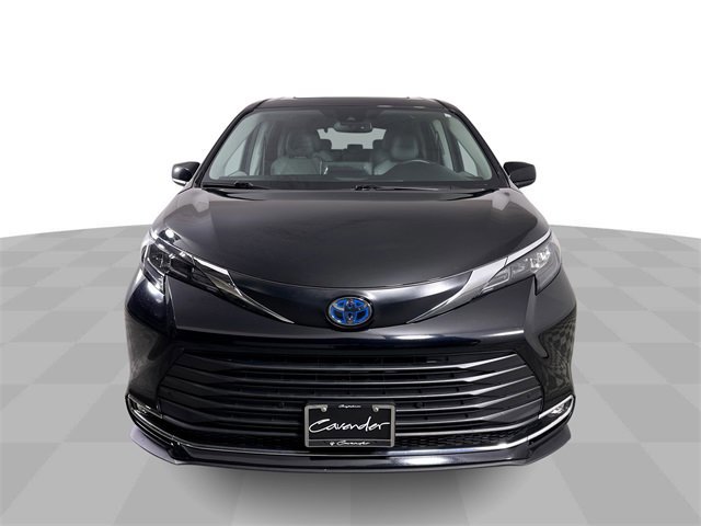 Used 2024 Toyota Sienna XLE image 3