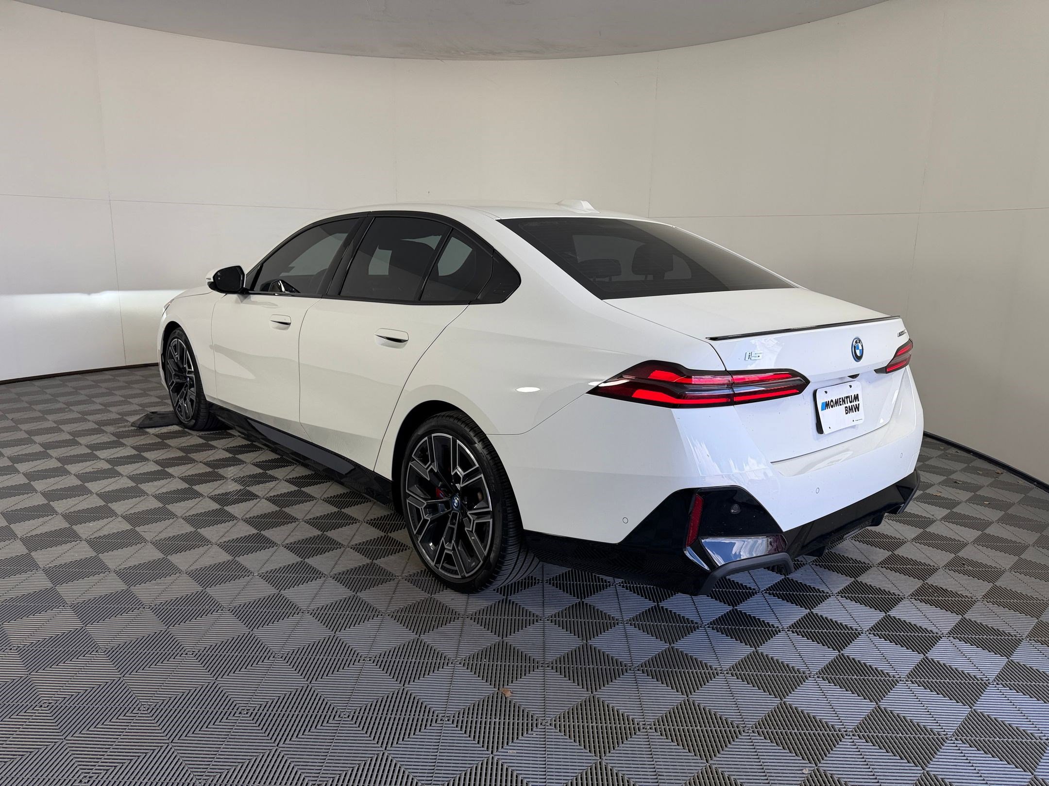 Used 2024 BMW i5 eDrive40i w/ M Sport Package RWD image 3