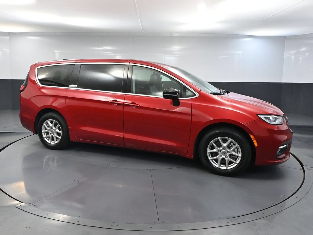 Used 2024 Chrysler Pacifica Touring-L FWD image 4