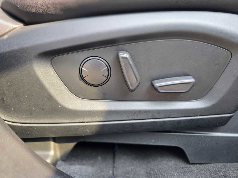 Used 2022 Ford Explorer XLT w/ Equipment Group 202A image 25