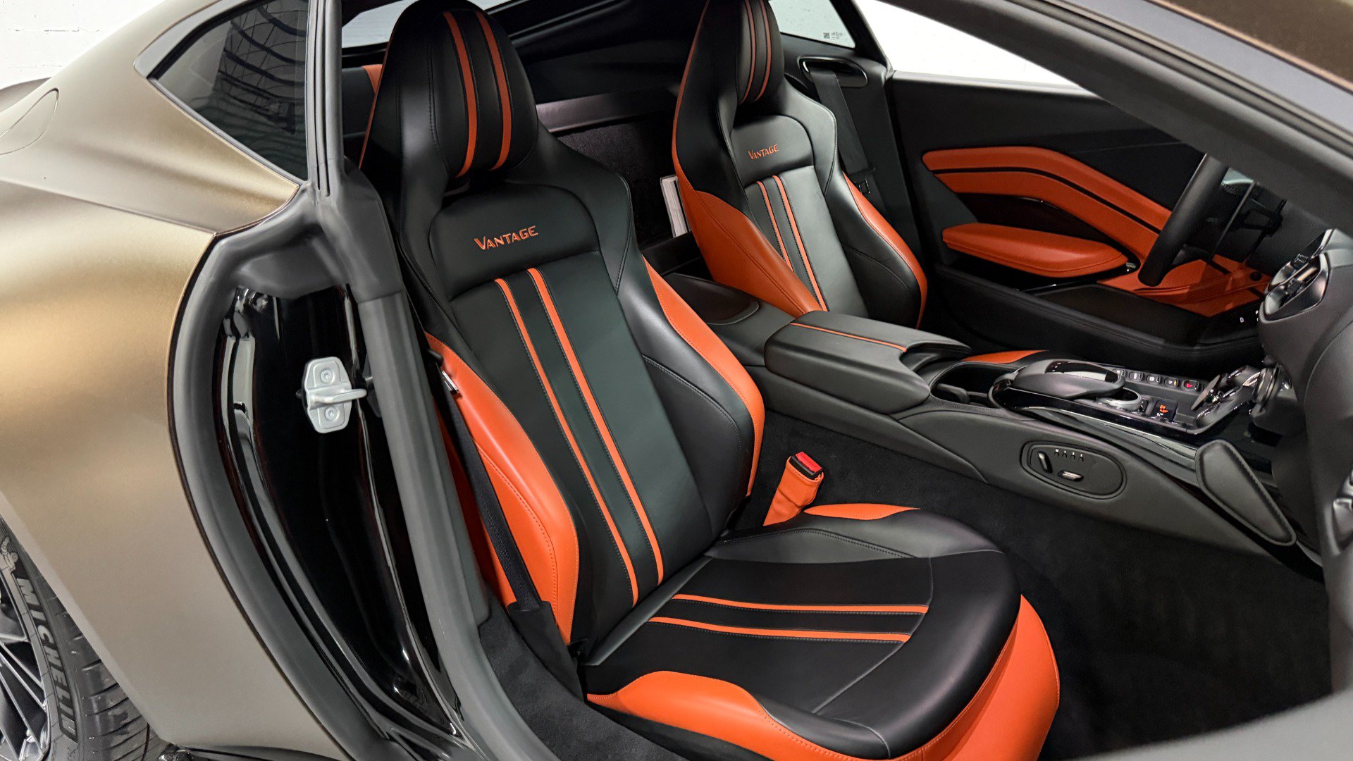 Used 2021 Aston Martin V8 Vantage Coupe RWD image 41