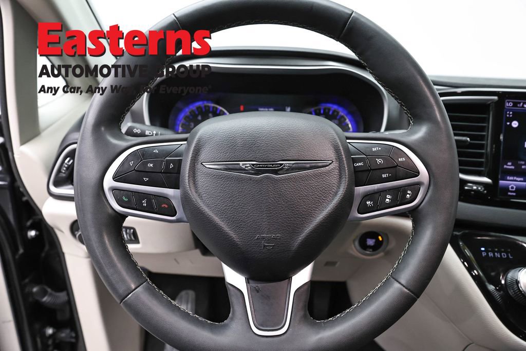 Used 2023 Chrysler Pacifica Touring-L FWD image 10