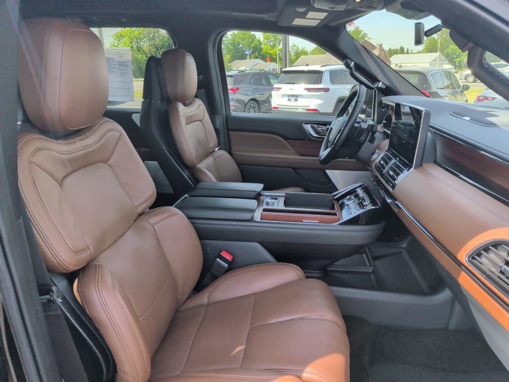 Used 2023 Lincoln Navigator Reserve AWD/4WD image 16