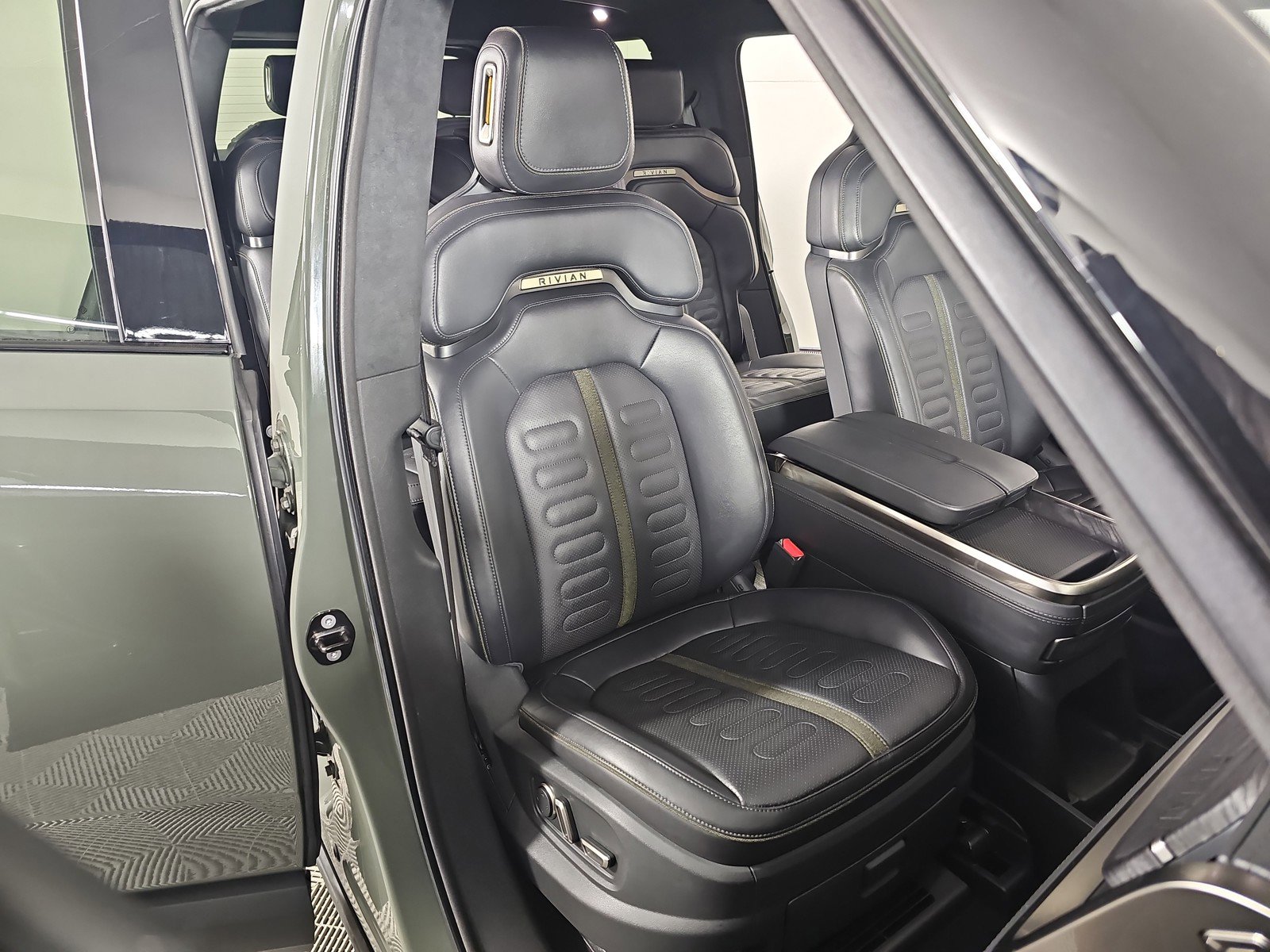 Used 2022 Rivian R1S Launch Edition image 24