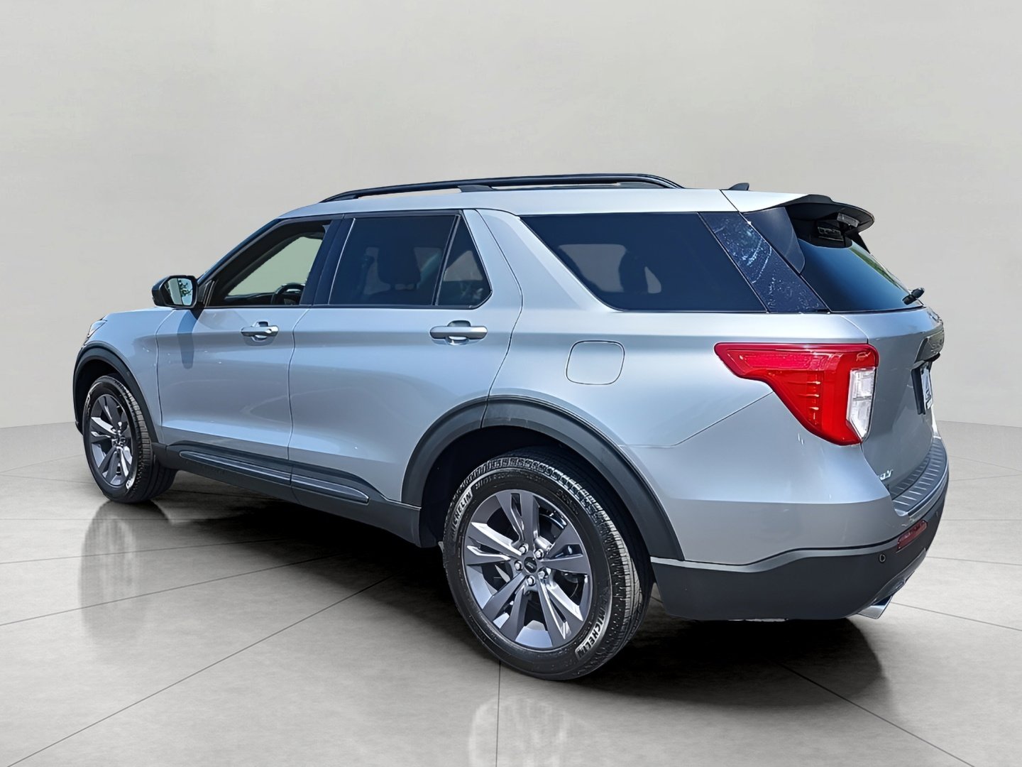 Used 2023 Ford Explorer XLT w/ Equipment Group 202A AWD/4WD image 6