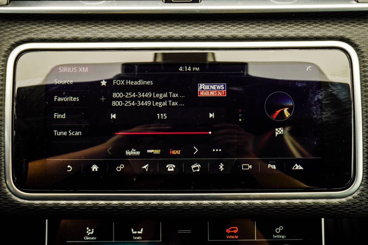 Used 2020 Land Rover Range Rover Velar R-Dynamic S image 24