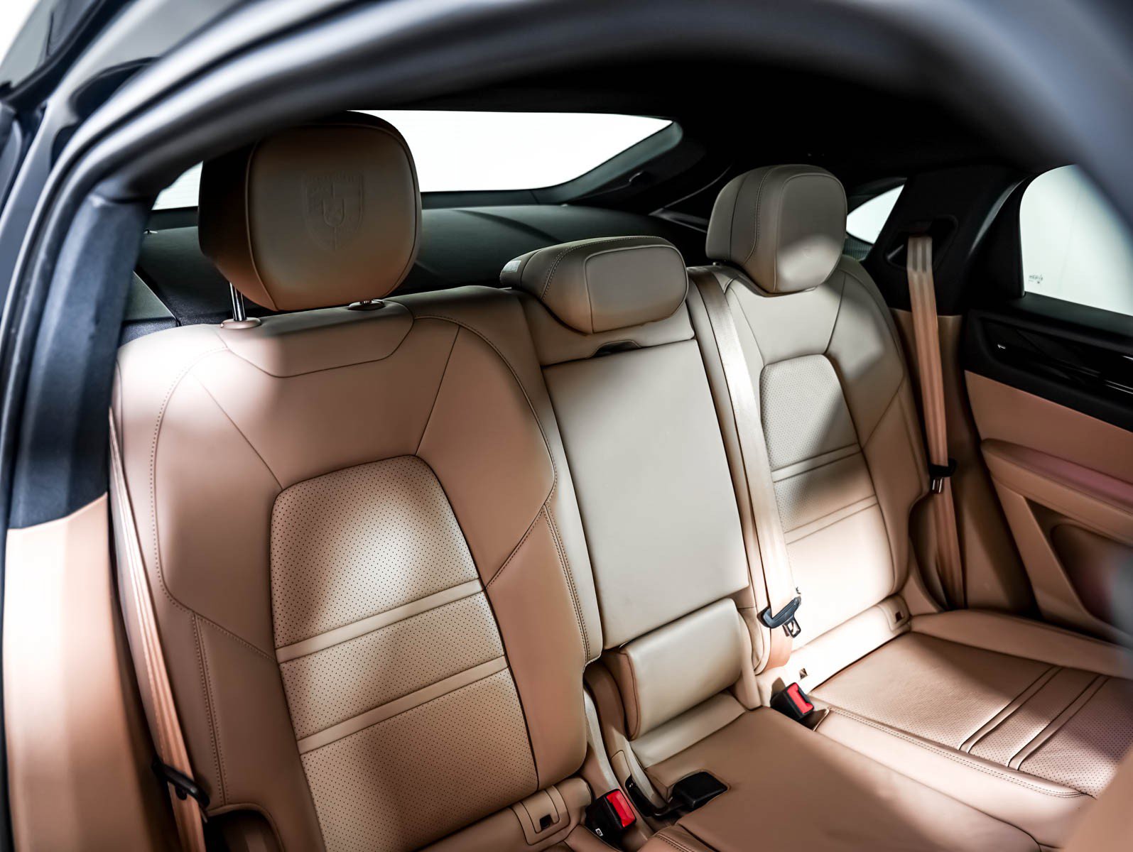 Certified 2023 Porsche Cayenne Platinum Edition AWD/4WD image 6