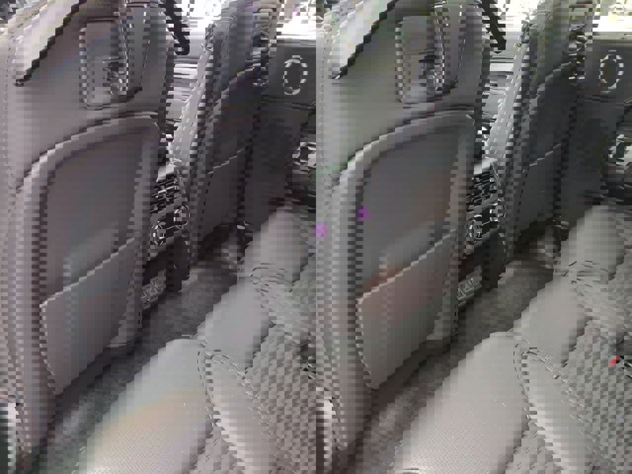 New 2026 Land Rover Discovery Dynamic SE image 18