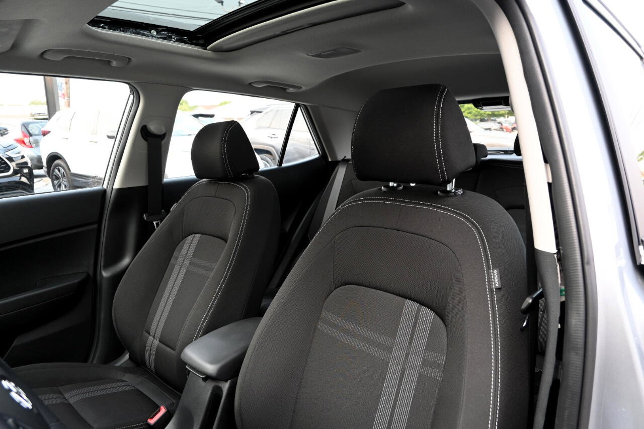 Used 2022 Hyundai Venue SEL image 16