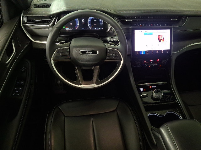 Used 2025 Jeep Grand Cherokee L Limited w/ Black Appearance Package AWD/4WD image 2