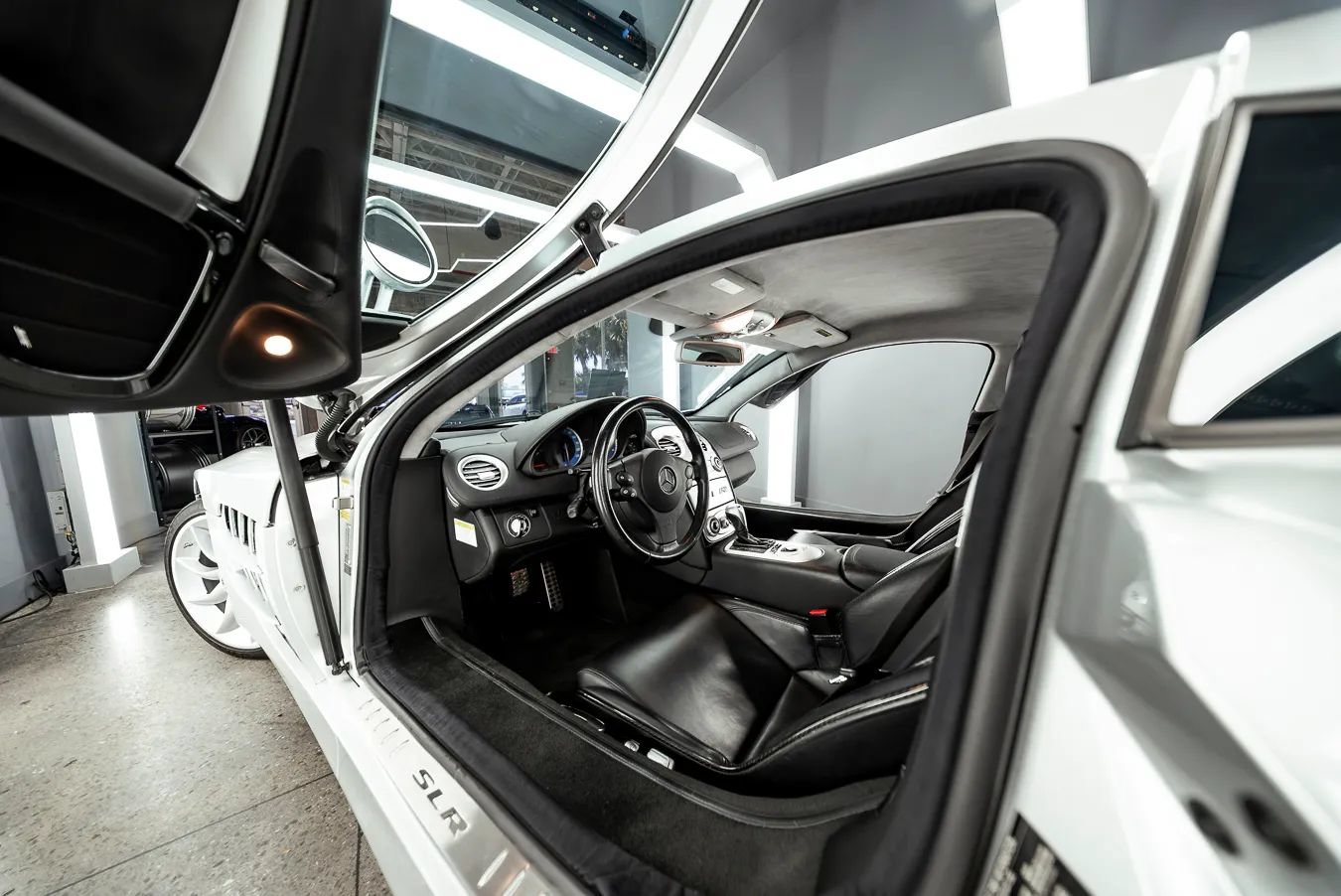 Used 2006 Mercedes-Benz SLR image 11