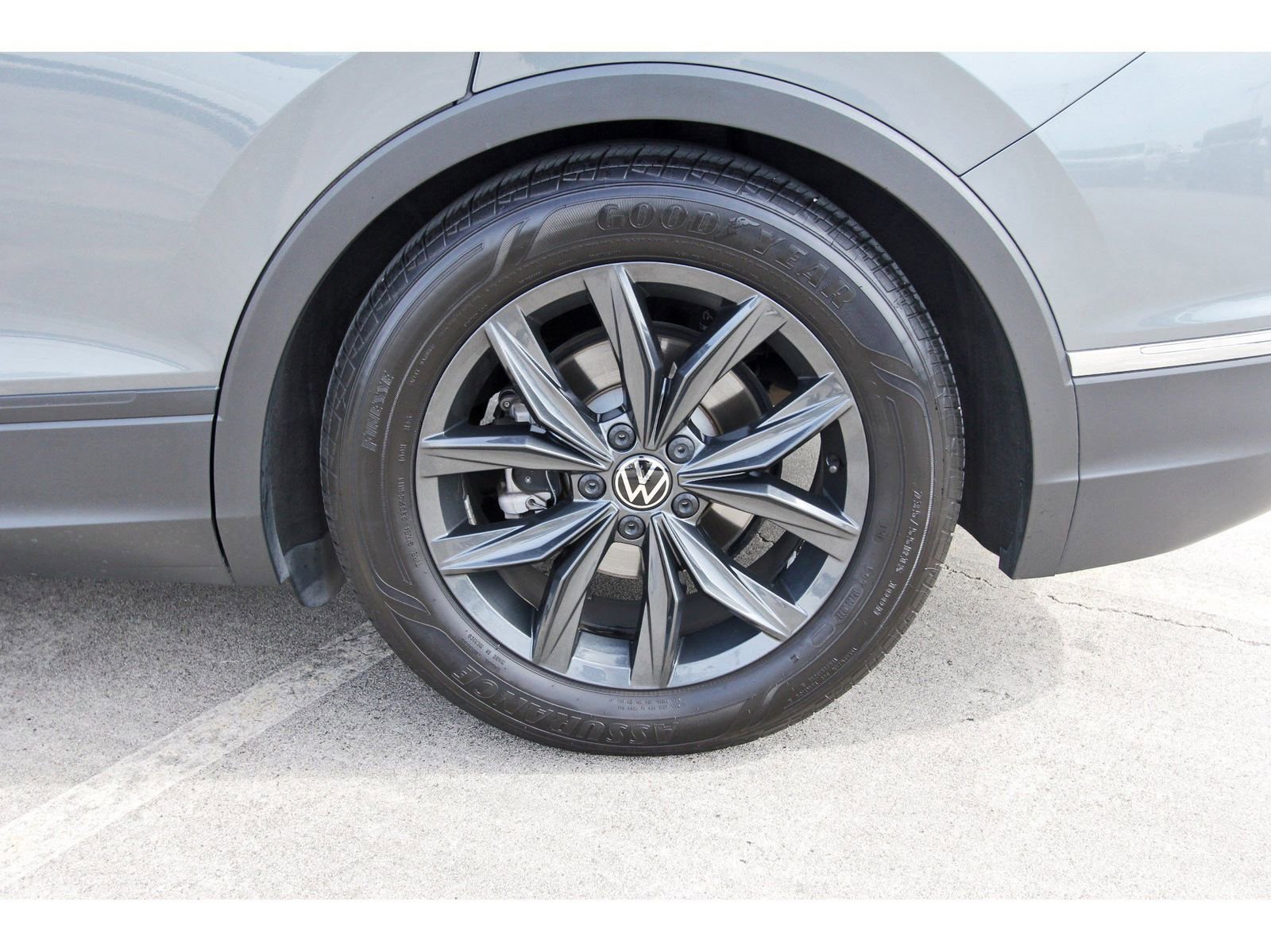 Used 2024 Volkswagen Tiguan SE w/ MDO Package, Three-Row image 30